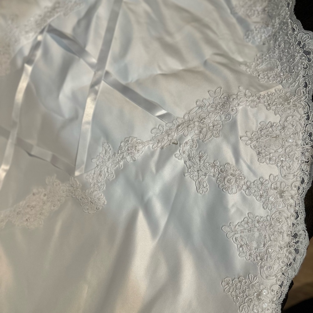 David’s Bridal Elegant White Lace Gown Size 16 W - Picture 9 of 16